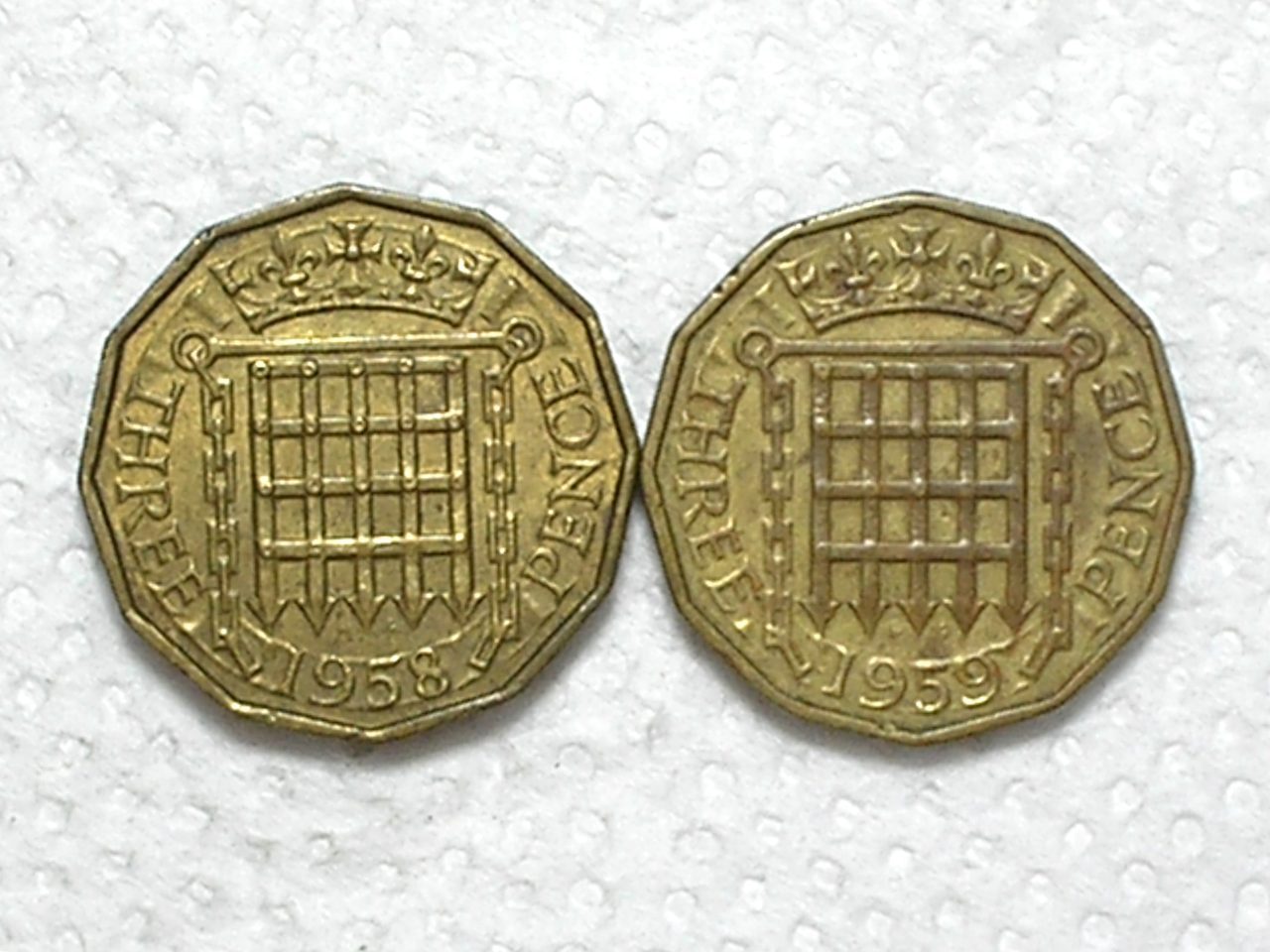 Inglaterra) 3 Pence - 1958 / 1959 / Elizabeth II / Ni/Bz / Mbc / box56