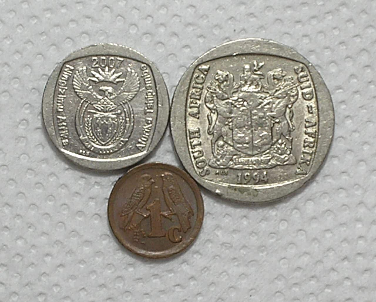 Africa do Sul) 1 Cent - 1995 + 1 Rand - 2007 + 5 Rand - 1994 / Bz/Ni / box57