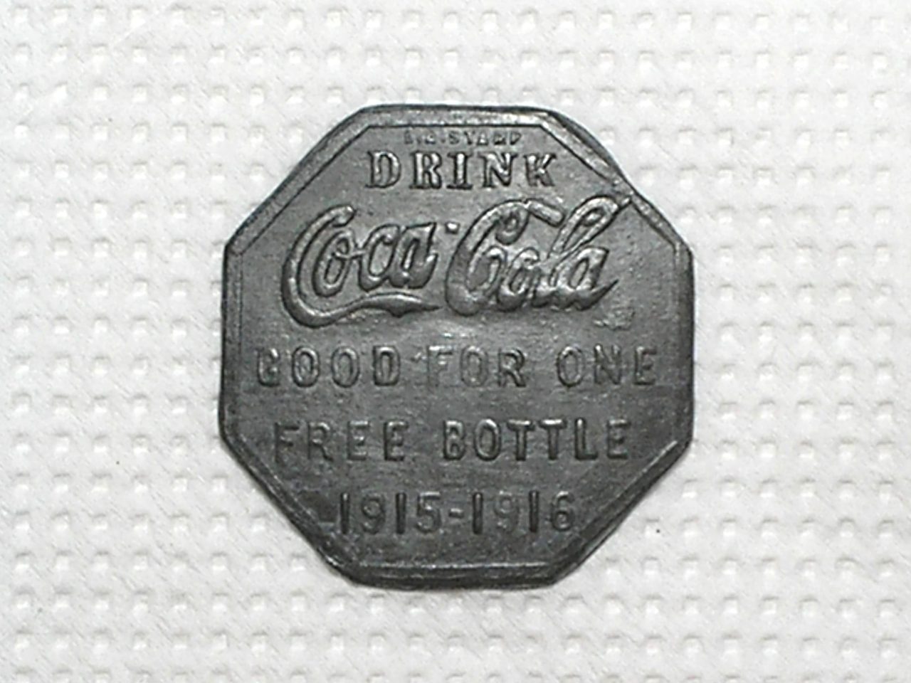 - Ficha da Coca Cola - 1915 e 1916 / Metal Zinco com 30 mm diâmetro / Octogonal / Raríssima /m470