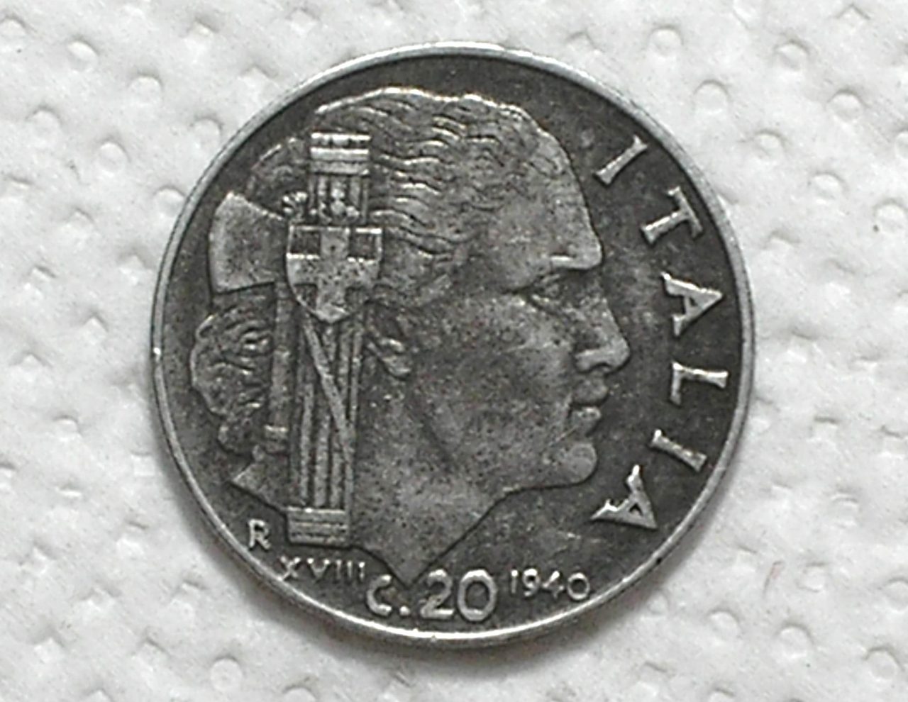 Italia) 20 Centesimi - 1940 - Ano Xviii - Serrilhada / 21.8mm / St / box58