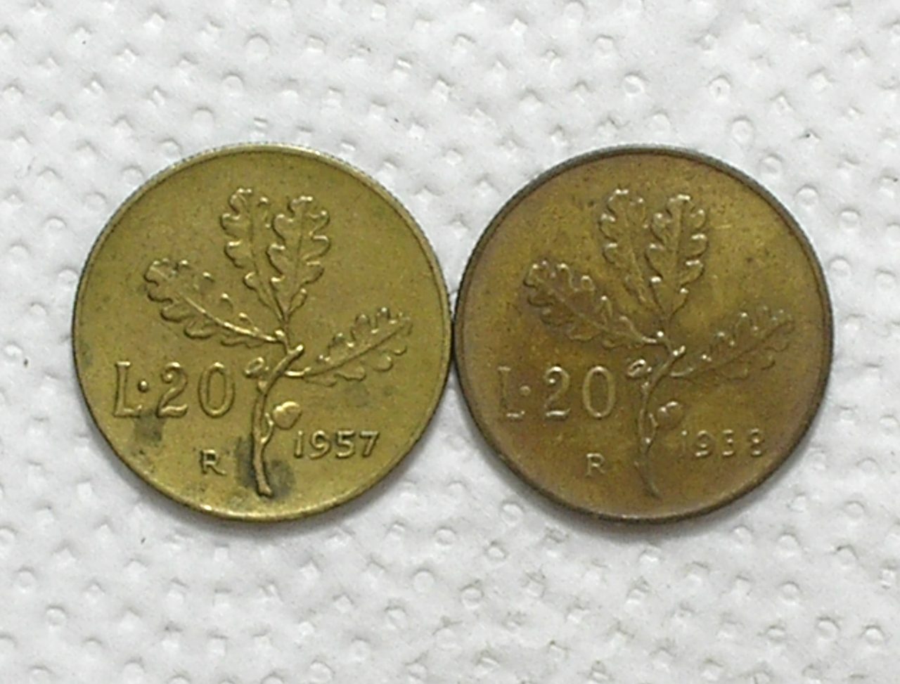 Italia) 20 Liras - 1957 - 7 sem serifa + 1958 / Bz/Al / Box58