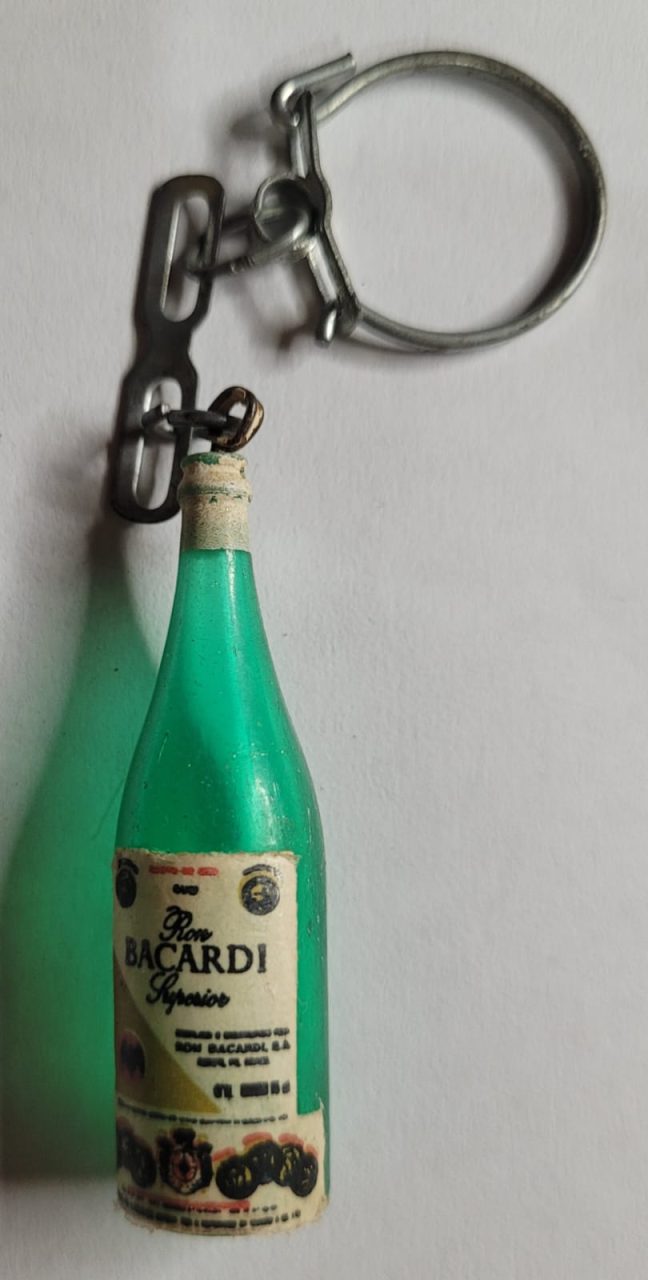 Chaveiro de Plástico - Miniatura de Garrafa - Bacardi