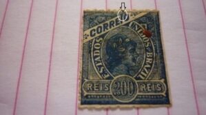 SELO 200 RÉIS COM PONTO NO I E O DE CORREIO LOTE 422 .