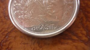 10 CENTAVOS 1997 REAL COM SOBRA DE METAL NO BR DE BRASIL .