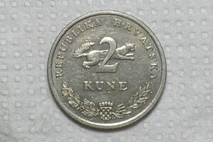 Croácia) 2 Kune - 1995 / Com ponto no 5 / 24.5mm / Co/Ni / box60