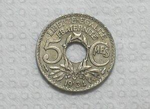 França) 5 Centimes - 1934 / Holed center / 2g - 17mm / Soberba / Co/Ni / box61