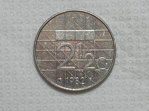 Holanda) 2-1/2 Gulden - 1982 / 1ª da série / 10g - 29mm / Ni / box61