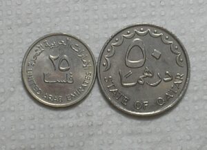 Qatar) 50 Dirham - 1978 - 25mm + United Emirates Arabes) 25 Fils - 1973 - 19mm / Sob / Co/Ni / box62