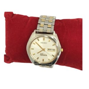 RELÓGIO SEIKO TOYOTA. PRATEADO DETALHES EM DOURADO WATER RESISTANT NUMERADO.