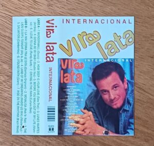 25ma. Capa da fita k7 Vira Lata internacional sem a fita.