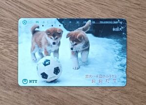 Cartao telefone Japão Ntt 411 242. Cães e bola na neve.
