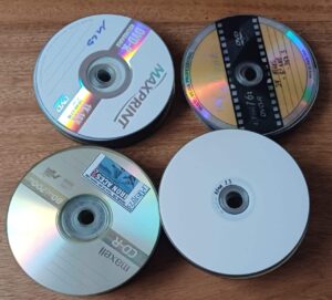 Lote com 10 cds usados para artesanato e decoração.