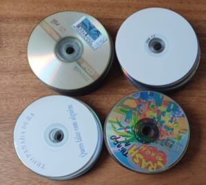 Lote com 30 cds usados para artesanato e decoração.