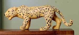 Miniatura de Leopardo em Plástico Rígido – 16cm – Realismo e Detalhamento