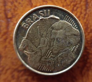 10 CENTAVOS 2021 SOBRA DE METAL NA LETRA S E L DE BRASIL E NO Nº 1 .