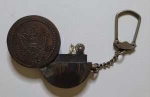 Chaveiro Isqueiro Antigo Medalha John F Kennedy 1963 Vintage Comemorativo Dos Eua
