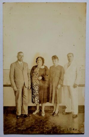 Fotografia Original De 1940 Casal Duplo Em Trajes Elegantes Registro Raro De Epoca