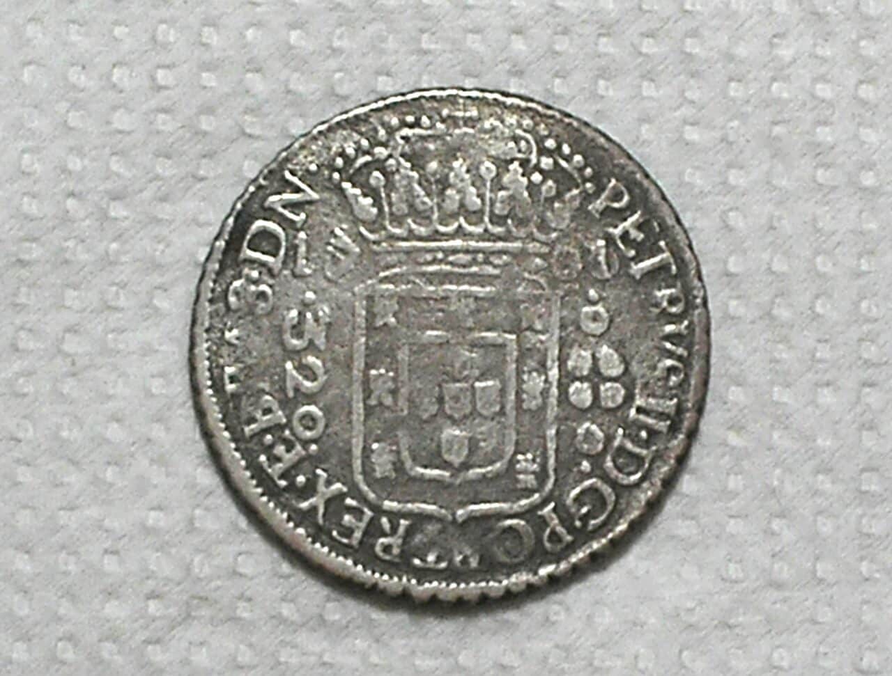 | Casa do Colecionador - 320 Réis - 1701/99-00 - Data Emendada sobre 1699-1700 - P Pernambuco / E.Bras.Dn. / Variante 1a / Rara / Prata / Escassa / Mbc / box100m