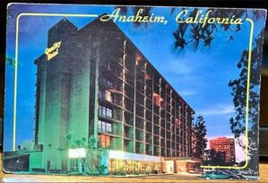 Viaje no Tempo até a Disneylândia dos Anos 80/90 com Este Cartão-Postal Raro!