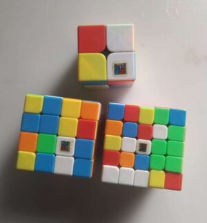 3 cubos mágicos da Moyu - 2x2x2, 4x4x4 e 5x5x5 (usado)