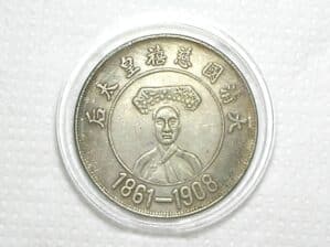 China) ) 1 Dollar - 1861 -1908 ( Imperatriz Cixi ) / Dragão Chinez / Diametro 37mm / Serrilhada / Pattern - Liga metal prateada não Magnetica / No estojo de acrílico / m560.9