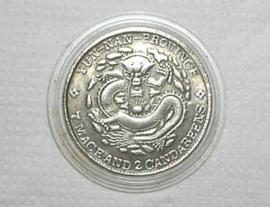 China) ) 1 Dollar - 1898 ( Yun-Nan Province ) / 7 Mace and 2 Candareens / Diametro 37mm / Serrilhada / Pattern - Liga metal prateada / No estojo de acrílico / m560.14