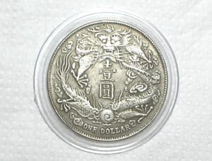 China) ) 1 Dollar - 1911 ( Dragão ) / Diametro 37mm / Serrilhada / Pattern - Liga metal prateada / No estojo de acrílico / m560.15