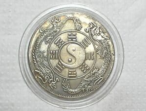 China) ) 1 Dollar - Anos 1900 Sem data / Zhong Wai tong Bao - Duplo Dragão e Baguá Mapa energetico / Diametro 37mm / Serrilhada / Pattern - Liga metal prateada / No estojo de acrílico / m560.34