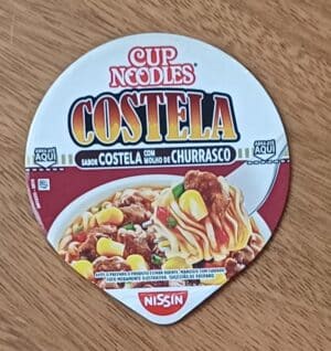 Embalagem lacre tampa. Alimentos Nissin Cup Noodles Costela.