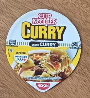 Embalagem tampa lacre. Alimentos Cup Noodles sabor Curry