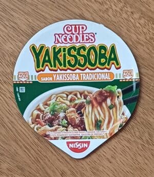 Embalagem tampa lacre. Alimentos Nissin Cup Noodles Yakussoba tradicional.