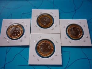 4 MOEDAS COMEMORATIVAS FC (1 BANDEIRA,1 BEIJA-FLOR,1 30ANOS , 1 60ANOS BC ) LINDAS.