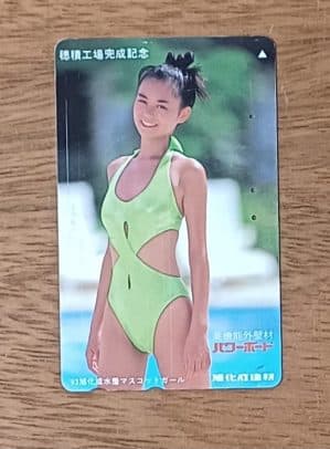 Cartão telefone Japão Ntt 110 011. Mídia Asahi kasei 93. Mulher com maiô verde.