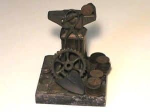 Encontrar no estoque - Bela Escultura Representando fundição de metal ferros ou Cunhos com 30 Moedas de Bronze e Niquel / base mármore /
