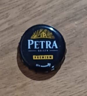 Tampinha de cerveja Petra origem premium.