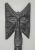= Escultura de origem Africana esculpida e talhada em madeira no estilo de mascara e boca no cabo em detalhe para adereço de dança – para pendurar.