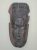 Escultura esculpida e talhada em madeira maciça no estilo de face de homem Africano – para pendurar —
