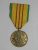 :Medalha condecorativa dos Estados Unidos da Américada a um soldado por serviços prestados a República do Vietnâ, com olhal e fita original, 3 cm, Bronze e alimínio