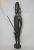 : Escultura esculpida e talhada em madeira no estilo de guerreiro nativo de uma tribo Africana carregando suas lanças de guerra – belissima peça de decoração