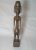 Escultura esculpida e talhada em madeira na forma facial de carranca no estilo Africano em pé ereto —