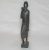 Escultura esculpida e talhada em madeira no estilo de homem Africano —