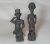Duas escultura parecendo ser feitas em resina no estilo de tribos Africana —